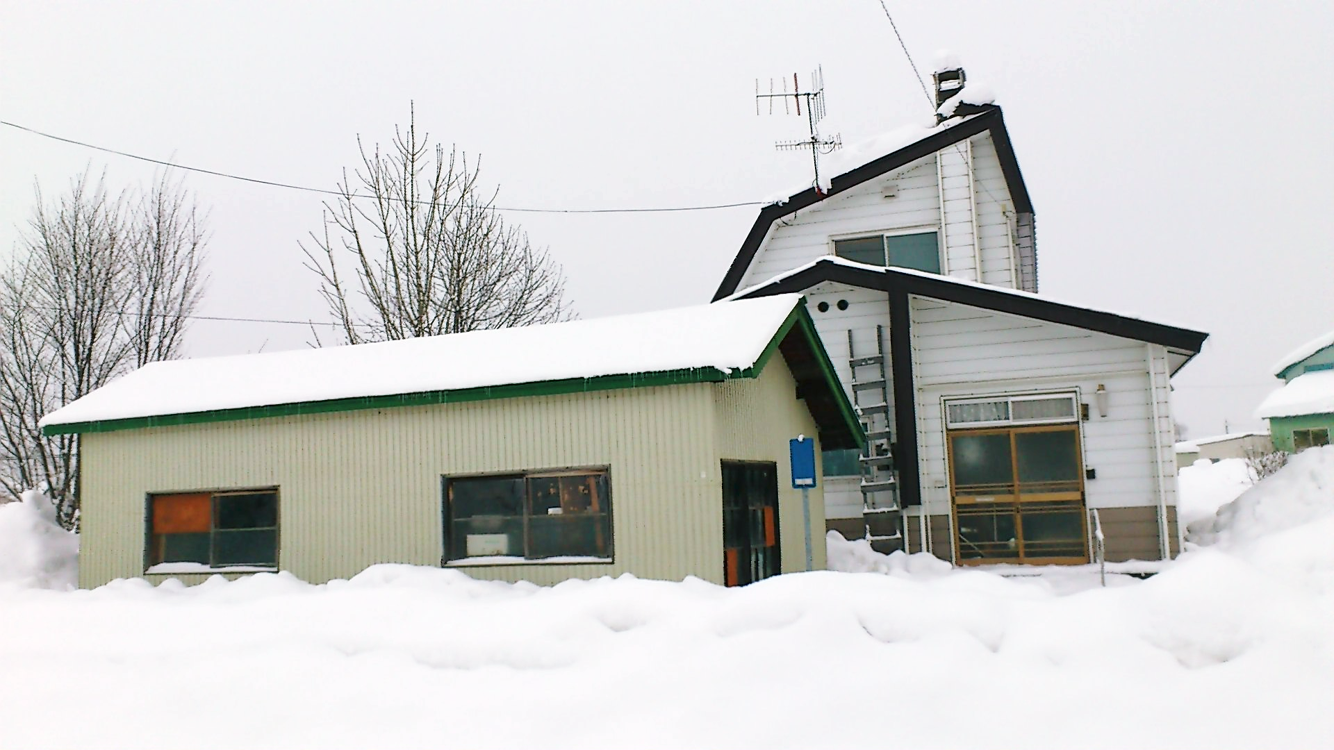 屋根に積もる雪 著作権フリー 無料画像 真冬の北海道の翳 かげ り行くとある街の光景 ハローワーク 公共職業安定所 への紹介と ご案内